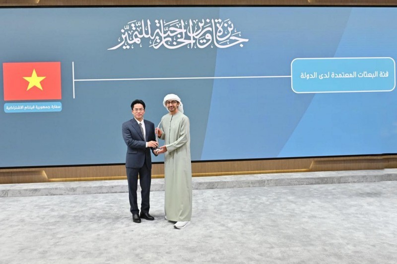 Vietnamese Embassy in the United Arab Emirates (UAE) Receives Award from Host Country