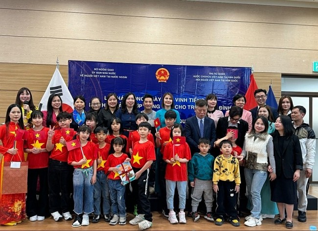 "Finding Ambassador of Vietnamese Language" Attracts Hundreds of Contestants