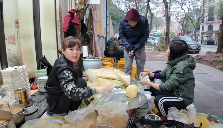 Korean Bloggers Amazed By Vietnamese Street Vendor’s Xoi Wrapping Skills