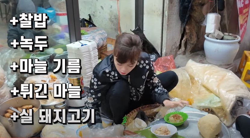 Korean Bloggers Amazed By Vietnamese Street Vendor’s Xoi Wrapping Skills