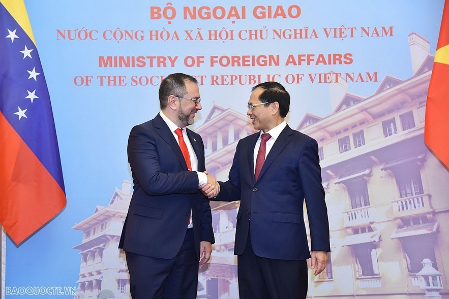 Vietnamese Foreign Minister Bui Thanh Son shaking hands with his visiting Venezuelan counterpart Yván Gil Pinto head of their talks in Hanoi on June 8. (Photo: MOFA)