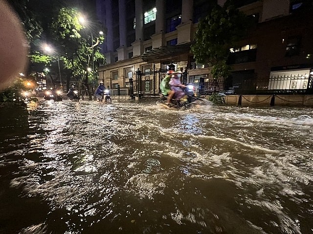Prolonged heavy rain causes flooding on Tong Dan street in Hoan Kiem district of Hanoi. (Photo: VNA)