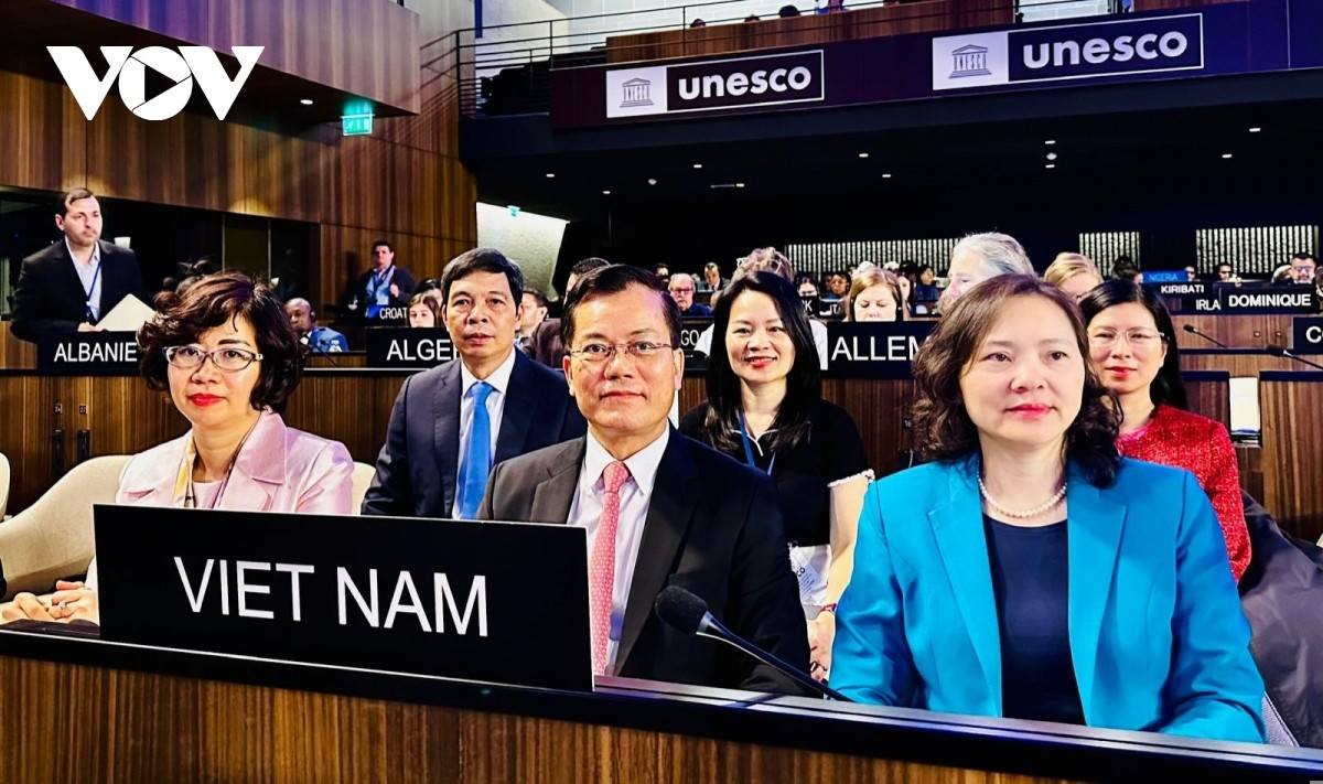 Chairman of the Vietnam National Committee for UNESCO Ha Kim Ngoc (middle) emphasized the important significance of Vietnam having been highly trusted by member countries to be elected Vice President of the 2003 Convention General Assembly