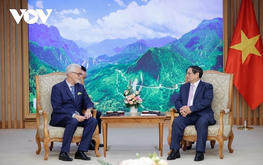 Prime Minister Pham Minh Chinh (R) receives German Ambassador Guido Hildner. 