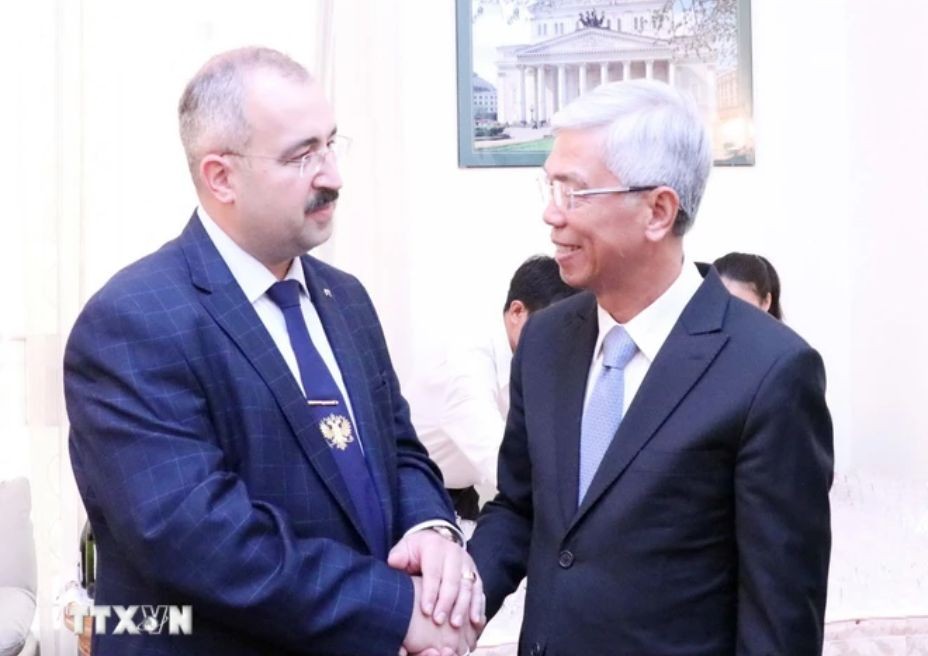 Vice Chairman of the People's Committee of Ho Chi Minh City (HCMC) Vo Van Hoan (R) and Consul General of Russia in HCMC Sadykov Timur Sirozhevich 