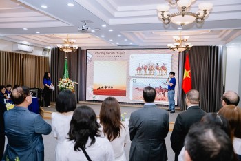 Vietnamese Students Get to Know Camels's Role in Life of Arabs