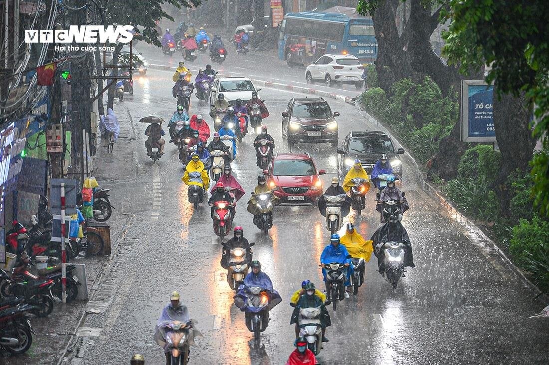 Vietnam’s Weather Forecast (June 17): Heavy Rain And Thunderstorm Come Back In The Northern Region