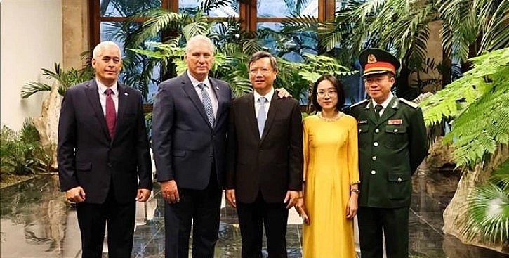 Cuban President Miguel Díaz-Canel Bermudez (second from left), Vietnamese Ambassador Le Quang Long (centre), and delegates from both sides pose for a group photo.