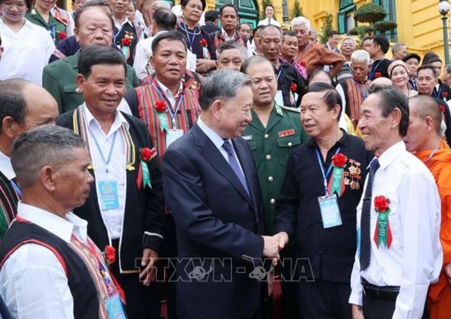 President To Lam and outstanding ethnic representatives (Photo: VNA)
