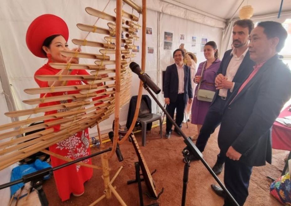 Attendee of the event can  learn how to play traditional Vietnamese musical instruments such as the Vietnamese monochord (đàn bầu)