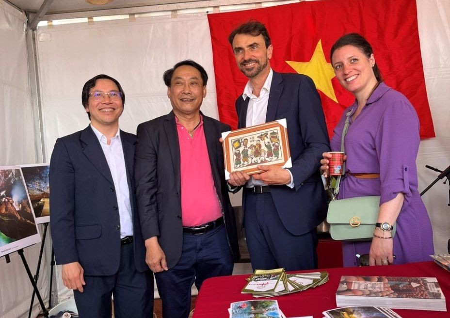 Vietnam Promotes Ao Dai, Tourism at Consular Festival in France