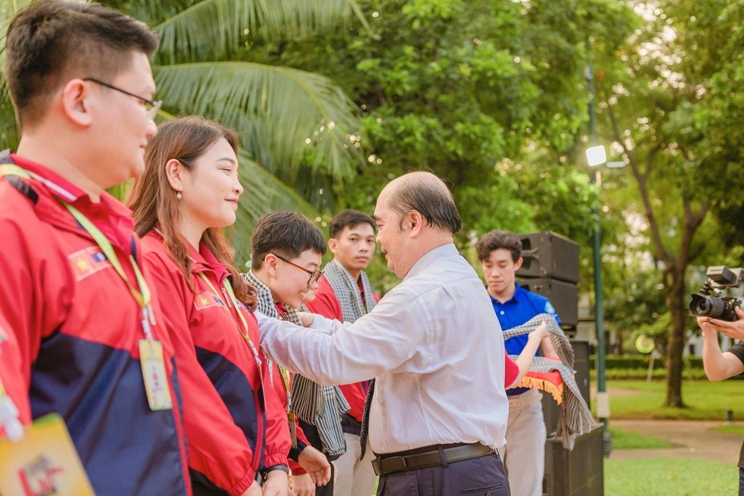 120 ho chi minh citys youth join volunteer activities in laos