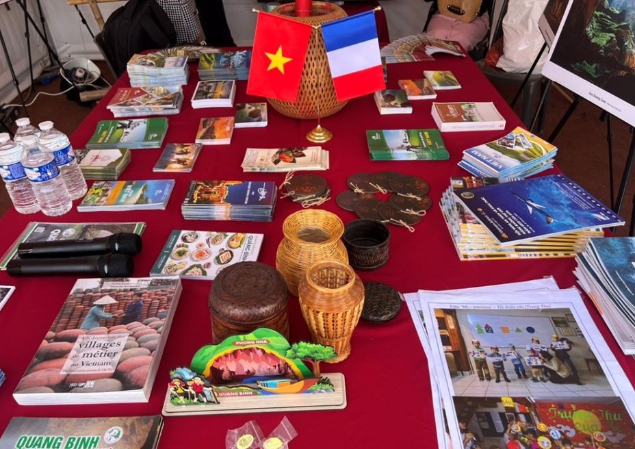 Vietnam Promotes Ao Dai, Tourism at Consular Festival in France
