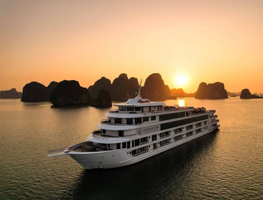 A luxury cruise Ha Long Bay, Vietnam allows you to discover various enchanting islands (Source: Collected)