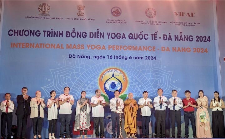 da nang marks international day of yoga with mass performance