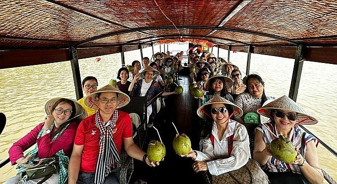 On a tour of the Mekong Delta (Photo: VNA)