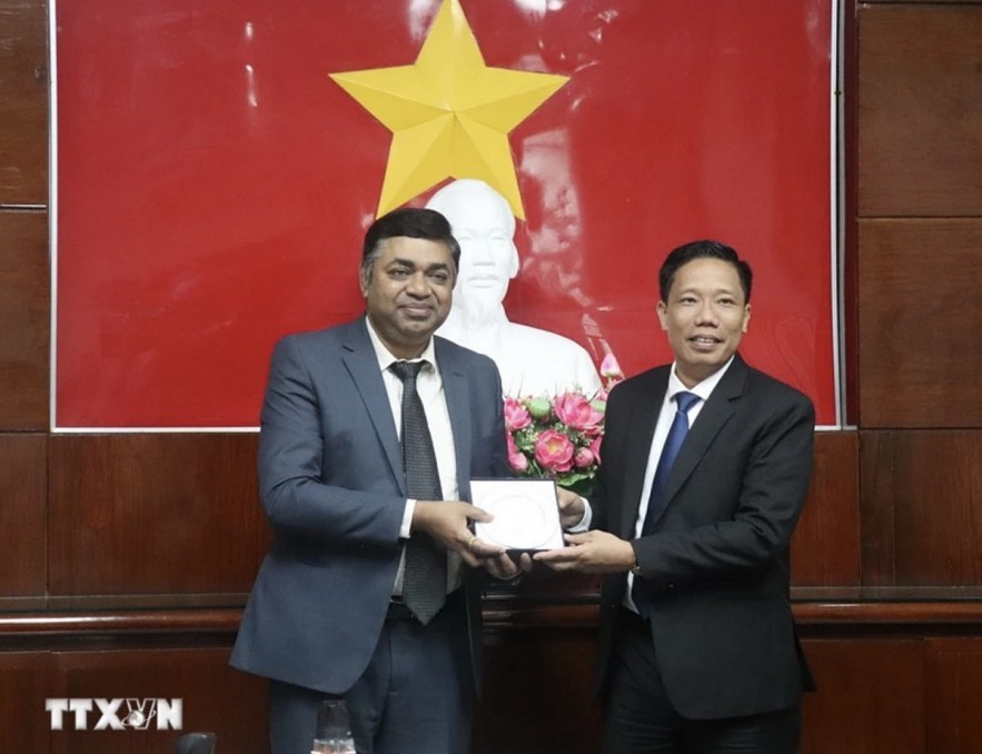 Vice Chairman of Can Tho City People's Committee Nguyen Thuc Hiem presents a souvenir to Consul General of India in Ho Chi Minh City Madan Mohan Sethi. (Photo: VNA)