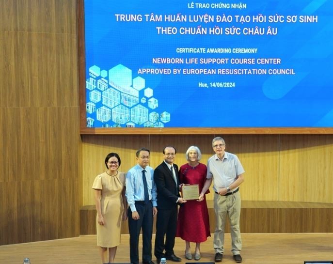  Representatives from the European Resuscitation Council and Newborns Vietnam awarded the certification to Hue University of Medicine and Pharmacy, Hue University