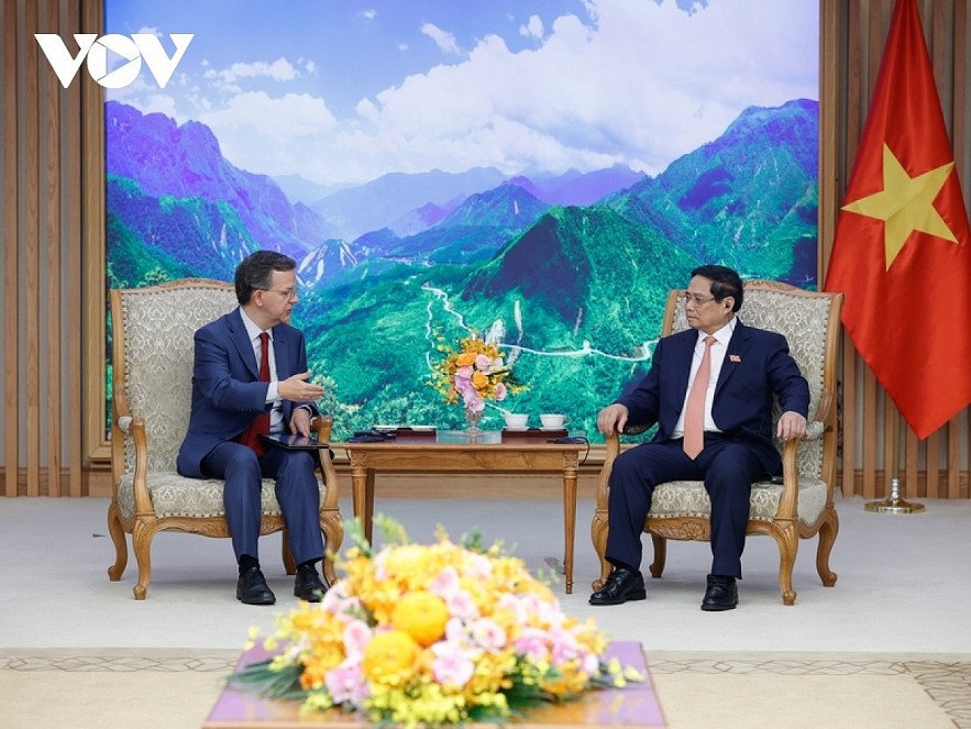  Prime Minister Pham Minh Chinh (R) hosts head of the IMF’s Article IV Mission Paulo Medas.