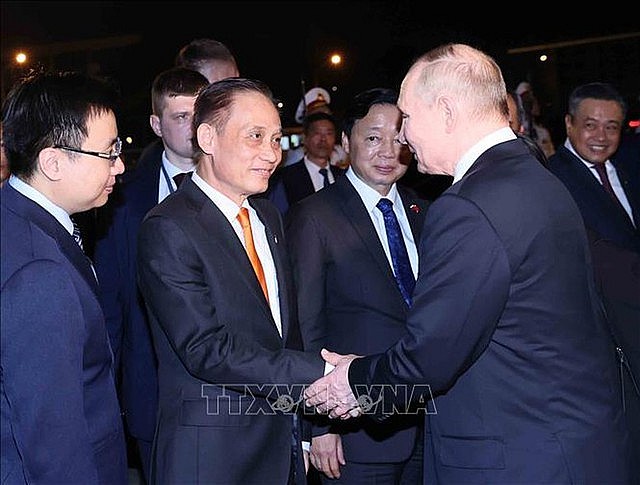 Russian President Vladimir Putin (1st from R) finalizes the state visit to Vietnam.
