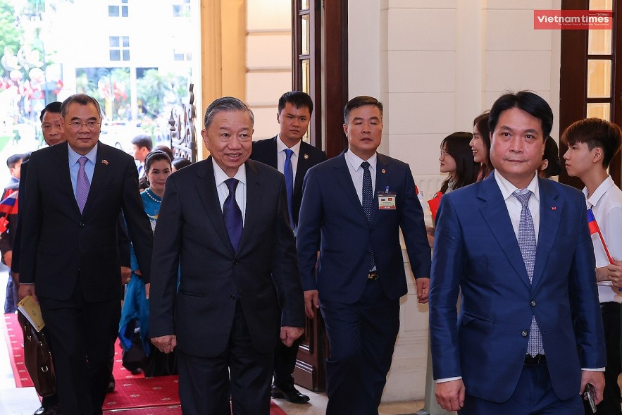 Russian President Vladimir Putin and Vietnamese President To Lam meet Viet alumni in Russia