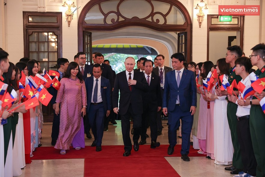 Russian President Vladimir Putin and Vietnamese President To Lam meet Viet alumni in Russia