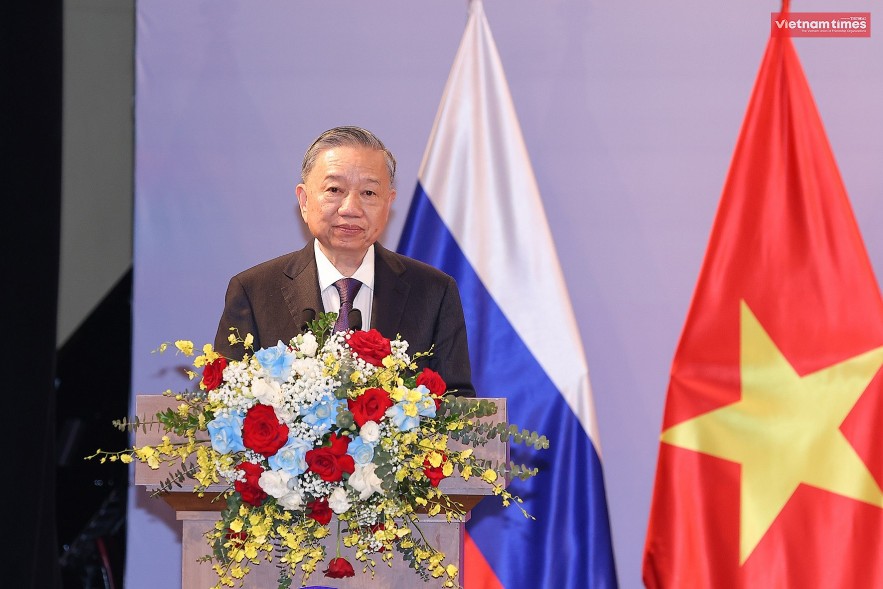 Russian President Vladimir Putin and Vietnamese President To Lam meet Viet alumni in Russia