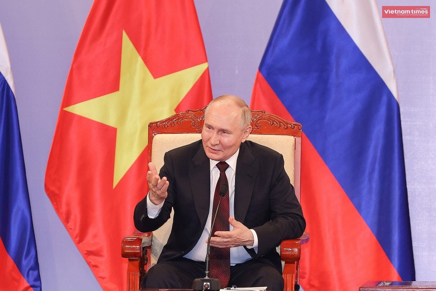 Russian President Vladimir Putin and Vietnamese President To Lam meet Viet alumni in Russia