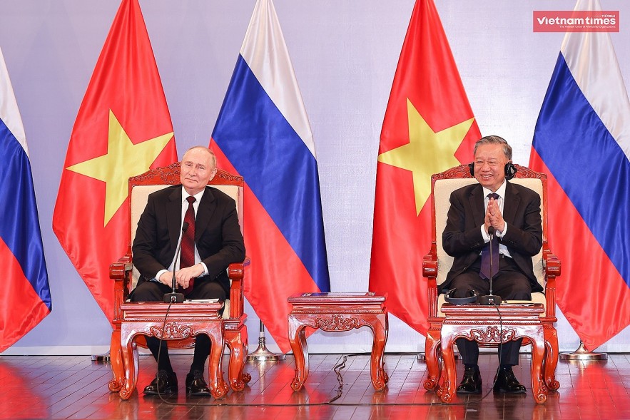 Russian President Vladimir Putin and Vietnamese President To Lam meet Viet alumni in Russia