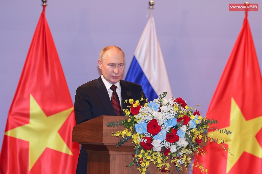 Russian President Vladimir Putin and Vietnamese President To Lam meet Viet alumni in Russia