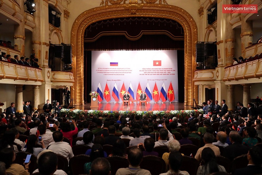 Russian President Vladimir Putin and Vietnamese President To Lam meet Viet alumni in Russia