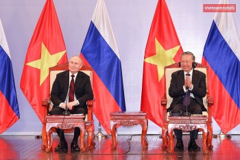 Russian President Vladimir Putin and Vietnamese President To Lam meet Viet alumni in Russia