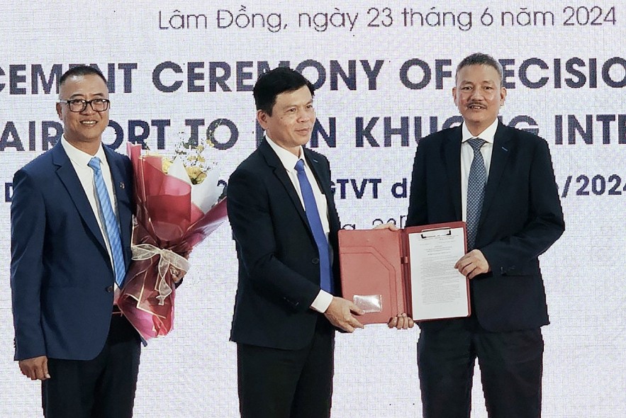 Deputy Minister of Transport Le Anh Tuan presents the decision to representatives of the Civil Aviation Authority of Vietnam and Lien Khuong International Airport. Photo: N.X.