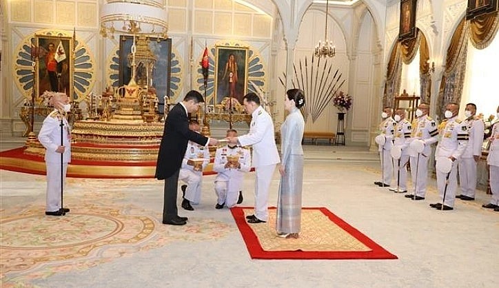 Vietnamese Ambassador to Thailand Pham Viet Hung presents his letter of credence to Thai King Maha Vajiralongkorn Phra Vajiraklaochaoyuhua.