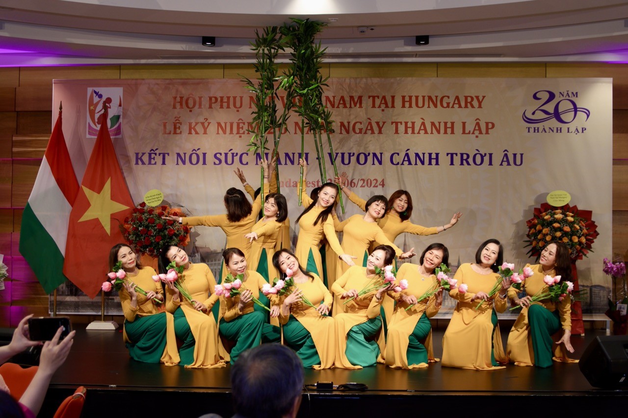 Ceremony Marks the 20th Anniversary of Vietnamese Women's Association in Hungary