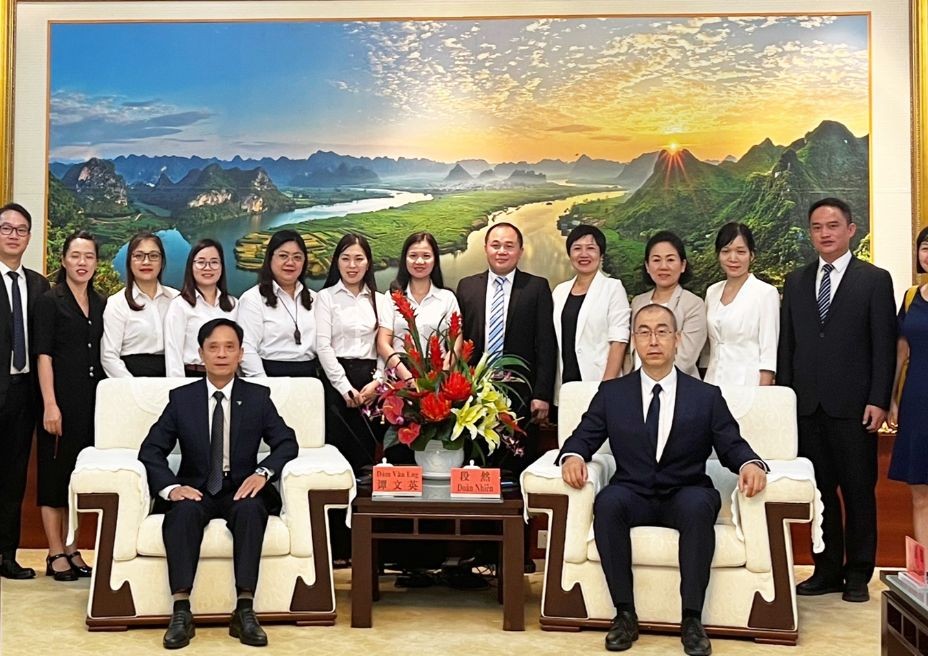 The delegation of the Cao Bang Union of Friendship Organizations takes souvenir photos with leaders and the People's Association for Friendship with Foreign Countries of Chongzuo City.