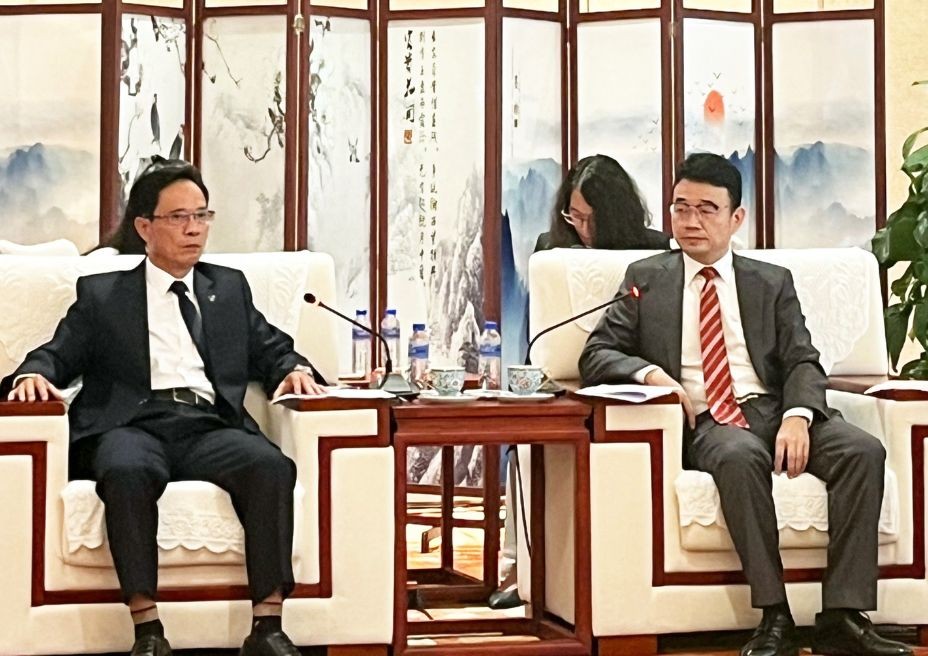 President of the Cao Bang Union of Friendship Organizations Dam Van Eng has a discussion session with Member of the Standing Committee of Baise City Party Committee Yong Zhou Yu.