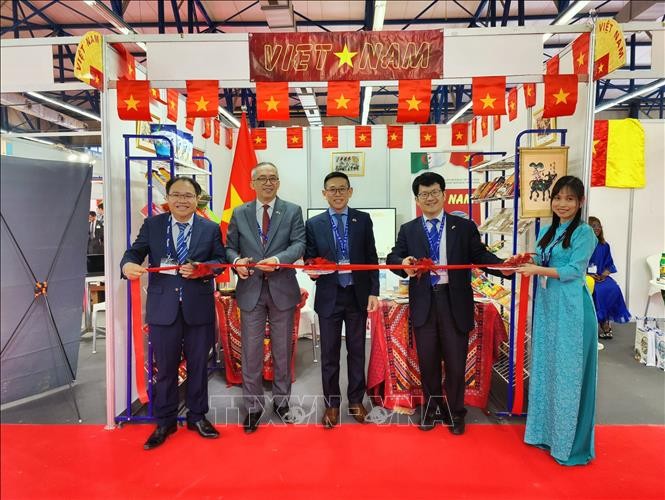 Ambassador Tran Quoc Khanh (middle) and commercial counselor Hoang Duc Nhuan (left) cut the ribbon to open the Vietnam pavilion at the Fair.