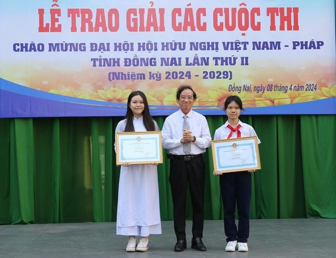 President of Dong Nai Union of Friendship Organizations Nguyen Thanh Tri gives the first award to students in the French Speech Contest.