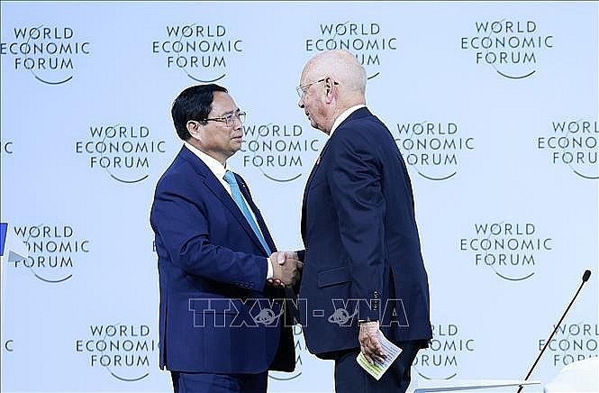 PM Pham Minh Chinh (L) and WEF Founder and Executive Chairman Klaus Schwab (Photo: VNA)
