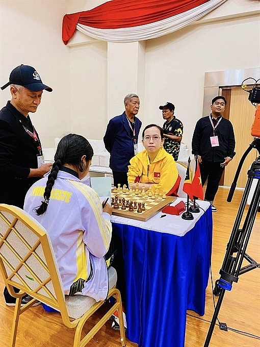Nguyen Hong Anh wins a gold in the women’s blitz. (Photo: toquoc.vn)