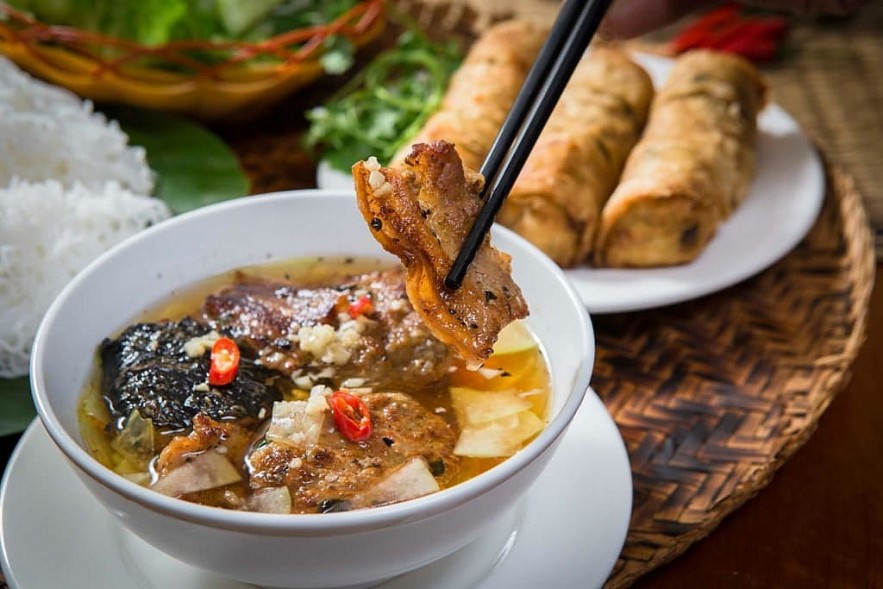 Bun cha is increasingly loved by many foreign tourists when visiting Hanoi. Photo: Obuncha