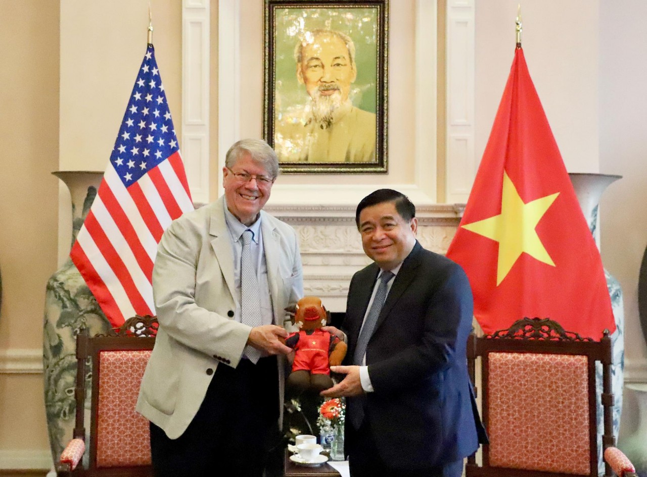 Vietnamese Minister of Planning and Investment Nguyen Chi Dung met with Dr. Richard Lawton Thurston