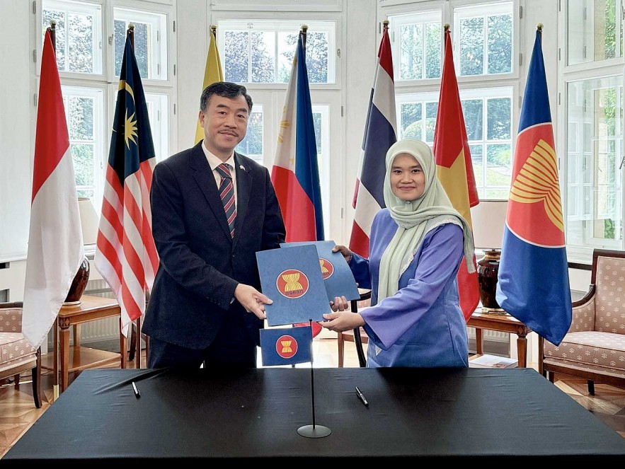 Ambassador Duong Hoai Nam receives the rotary chair of the ASEAN Committee in Prague from Malaysian Ambassador Suzilah Mohd Sidek. (Photo: QT)