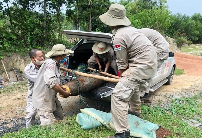 The bomb-clearing team safely handled the explosive discovered in Quang Tri province, which weighed around 227kg, had a diameter of 274mm, and was 1.54m in length. (Photo: VNA)