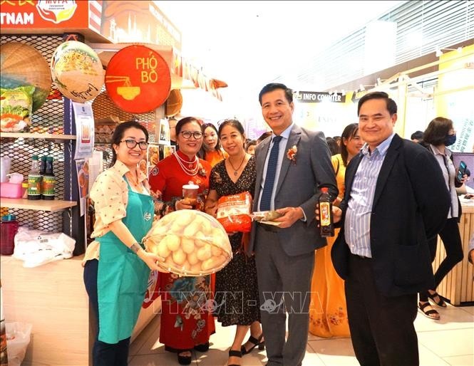 Vietnamese Ambassador to Malaysia Dinh Ngoc Linh (second from right), Trade Counselor Le Phu Cuong (far right), and Chairman of the Malaysia-Vietnam Friendship Association Tran Thi Chang (second from left) at a booth introducing Vietnamese cuisine.