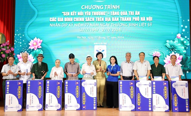 HAUFO Presents Gifts to Revolution Contributors in Hanoi