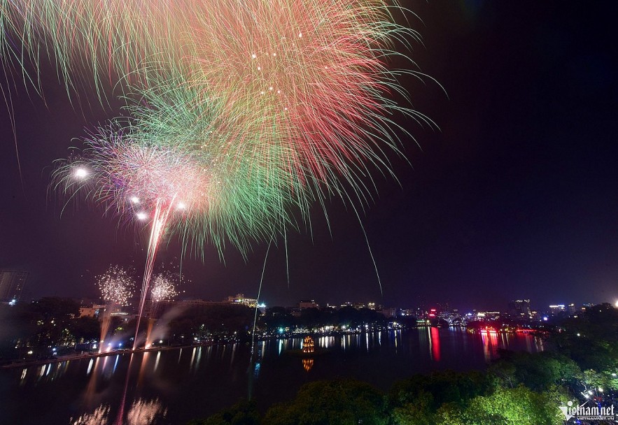Hanoi will organize 30 fireworks displays to celebrate the 70th anniversary of Capital Liberation Day. Photo: Viet Thanh