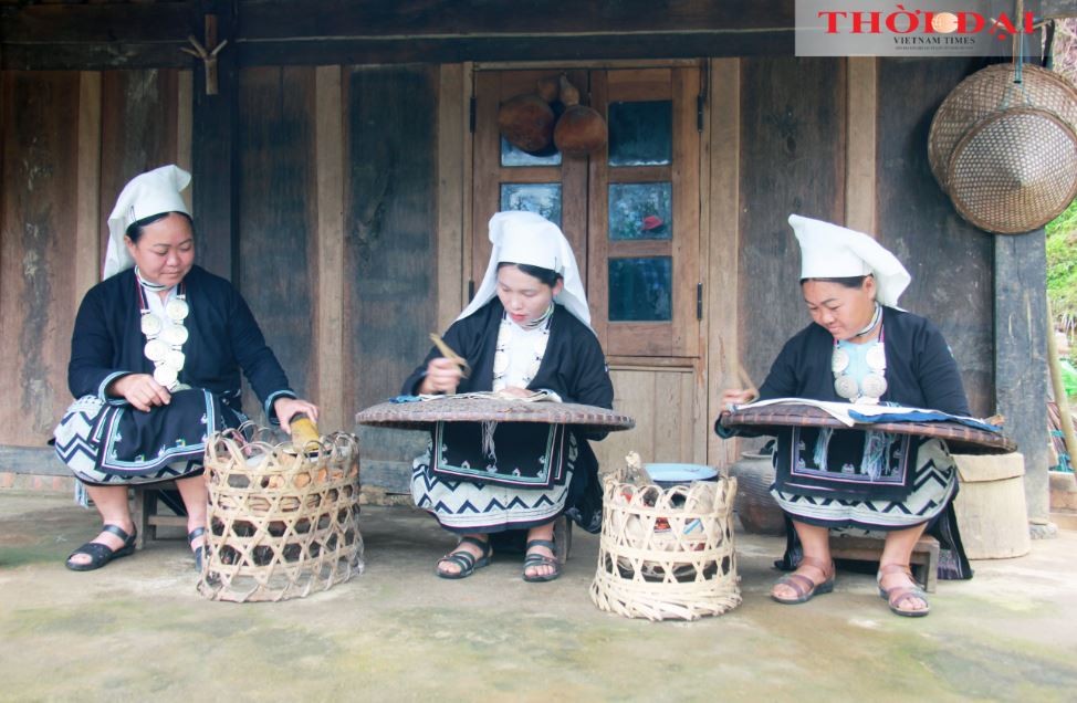 Preserving the Profession and Art of Beeswax Pattern Printing among Dao Tien People