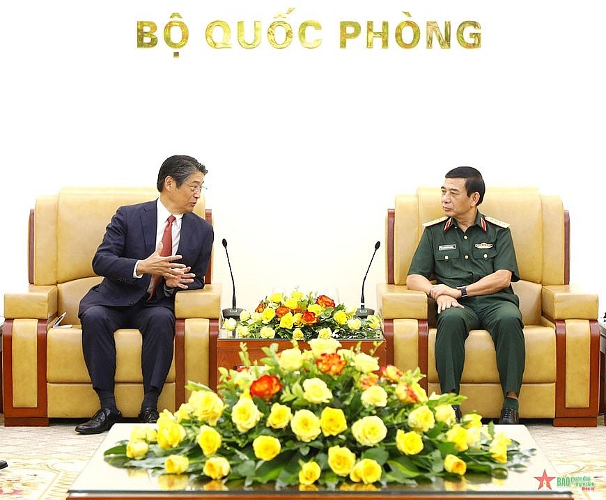 Vietnamese Minister of Defense Gen. Phan Van Giang (R) receives Japanese Ambassador to Vietnam Ito Naoki in Hanoi on July 3. (Photo: PANO)